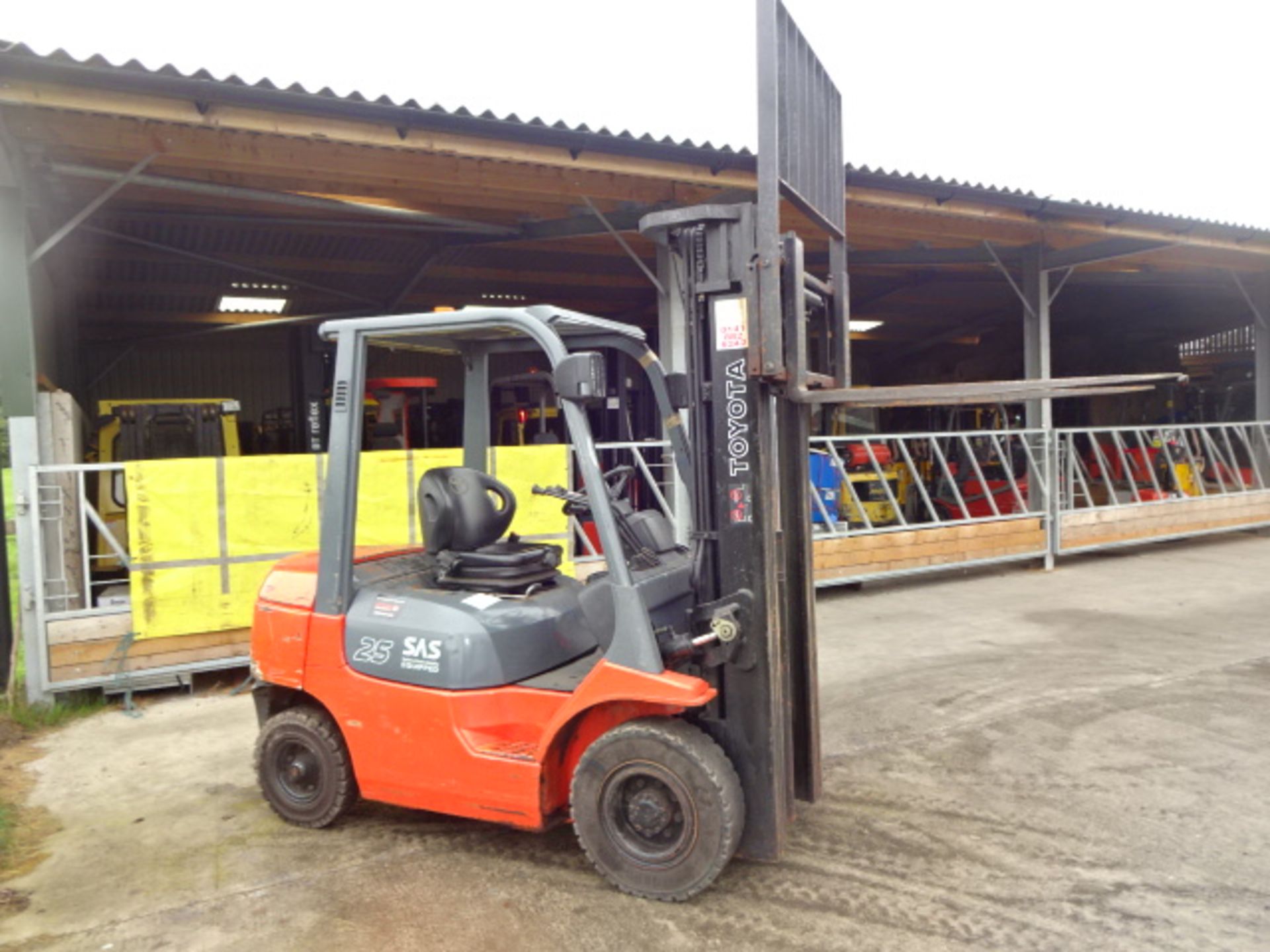 2006 TOYOTA 7-FDF25 2.5t diesel driven forklift truck S/n: E11274 with triplex free-lift mast & - Image 7 of 8