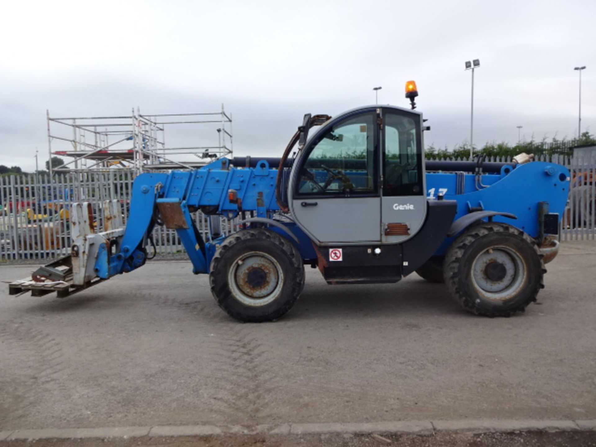 2007 GENIE GTH40-17 Turbo 17m telescopic handler (s/n 18639) (1,500 recorded hours) with sway & - Image 2 of 11