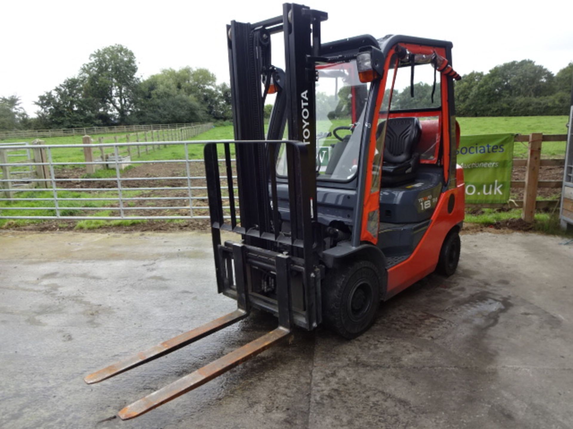 2013 TOYOTA 8-FGF18 1.8t gas driven forklift truck S/n: E32555 with duplex mast, side-shift & - Image 3 of 10
