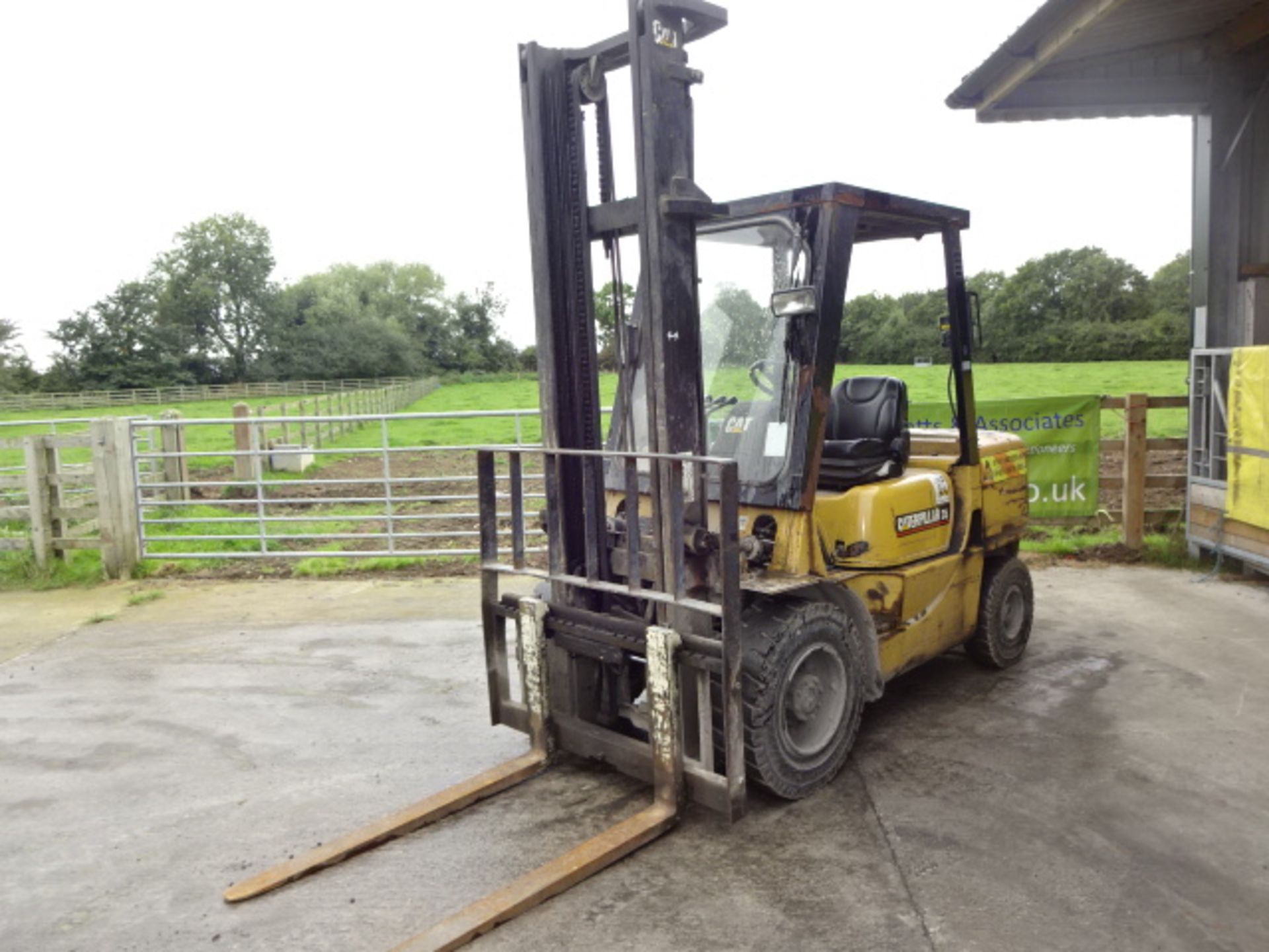 2002 CATERPILLAR DP35K 3.5t diesel driven forklift truck S/n: ET14C65982 with duplex mast & side- - Image 3 of 9