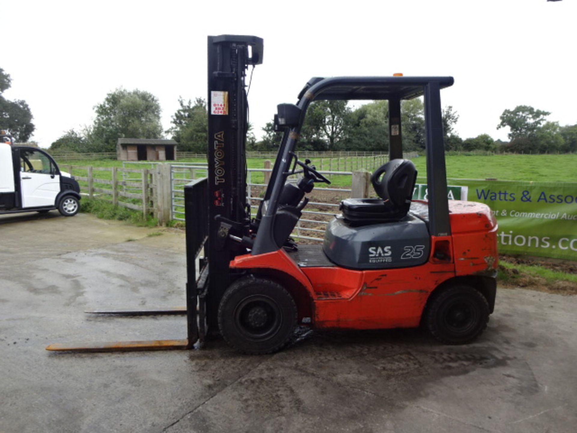 2006 TOYOTA 7-FDF25 2.5t diesel driven forklift truck S/n: E11274 with triplex free-lift mast & - Image 4 of 8