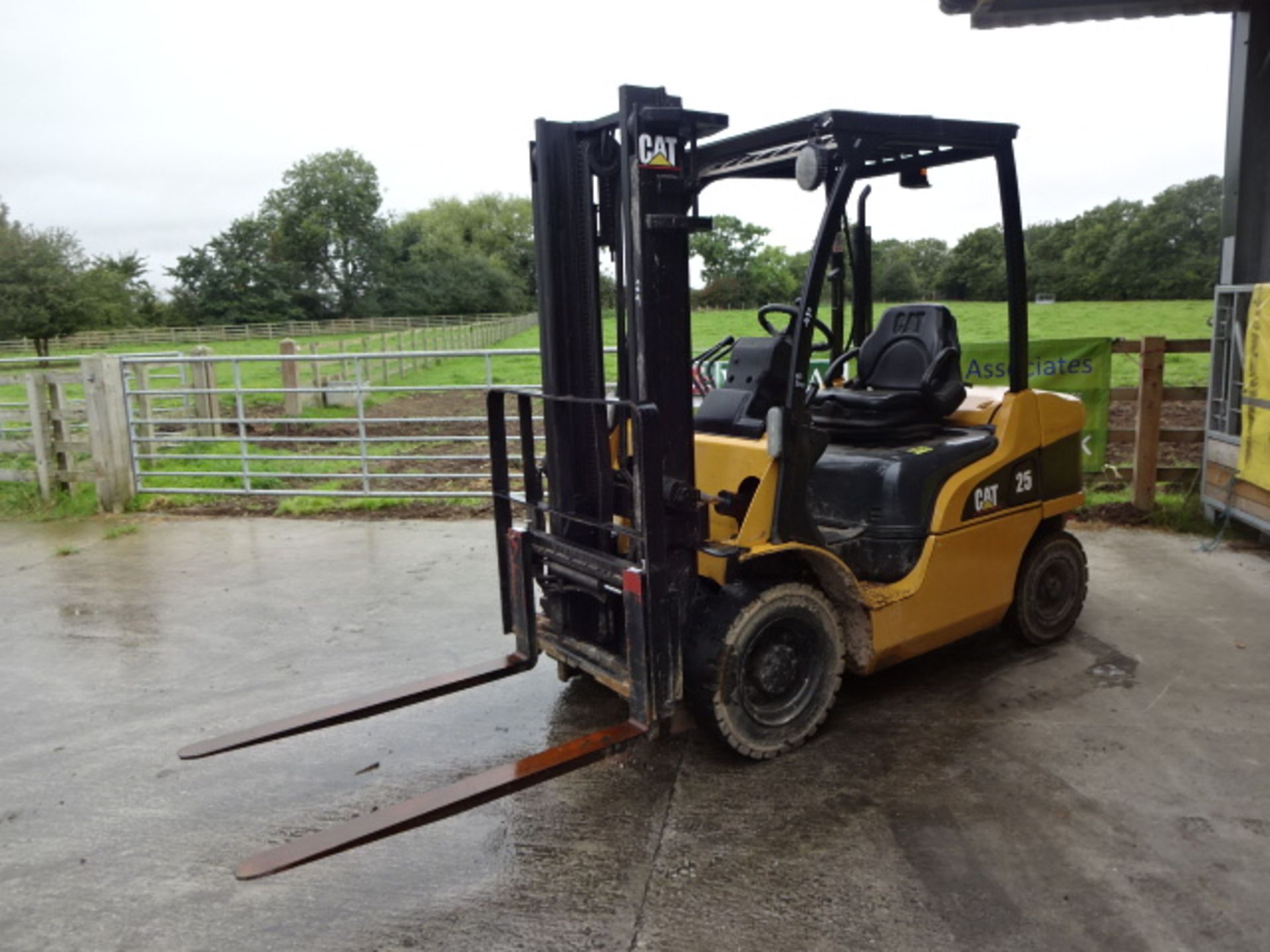 2010 CATERPILLAR DP25N 2.5t diesel driven forklift truck S/n: ET18C55177 with duplex mast & side- - Image 3 of 9