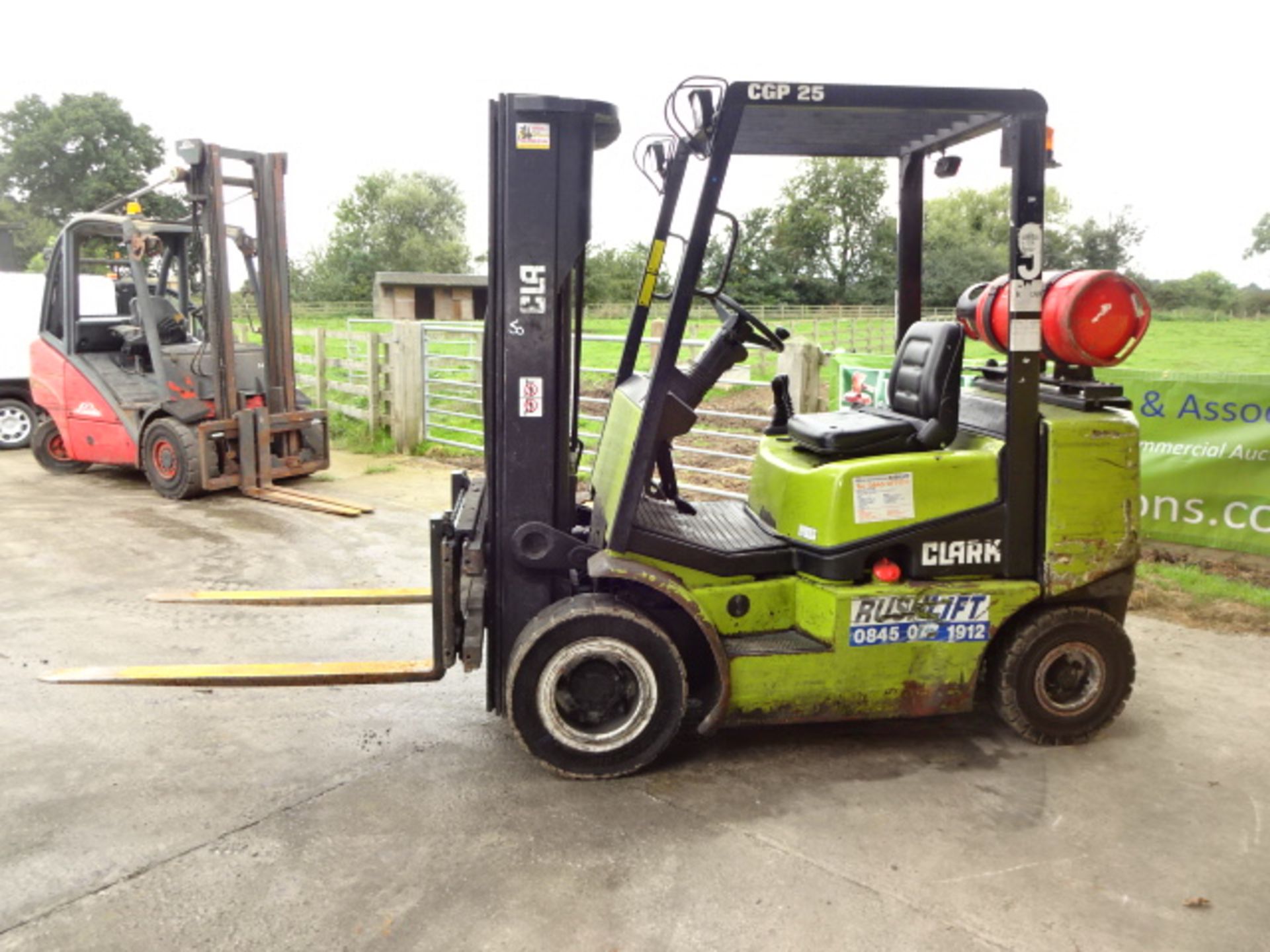 2002 CLARK CGP25 2.5t gas driven forklift truck S/n: 00899614 with triplex free-lift mast & side- - Image 4 of 10