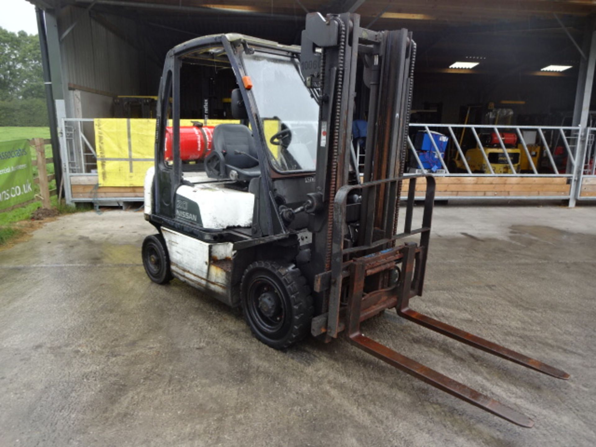 2006 NISSAN UDO2A20 2t gas driven forklift truck S/n: UDO2E705082 with duplex mast & side-shift (