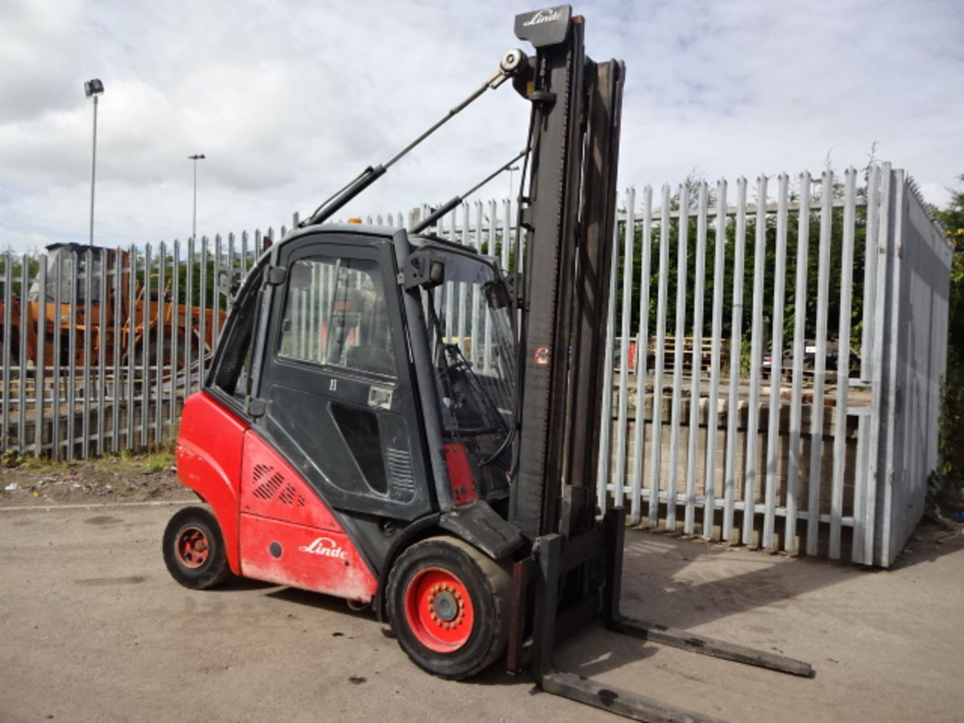 2007 LINDE H25 2.5t diesel driven forklift truck (s/n H2X393004650) with full cab & duplex mast (