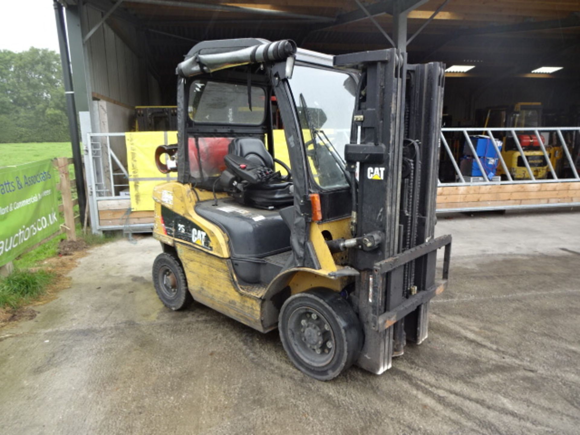 2007 CATERPILLAR GP25N 2.5t gas driven forklift truck S/n: ET17DL51494 with triplex free-lift