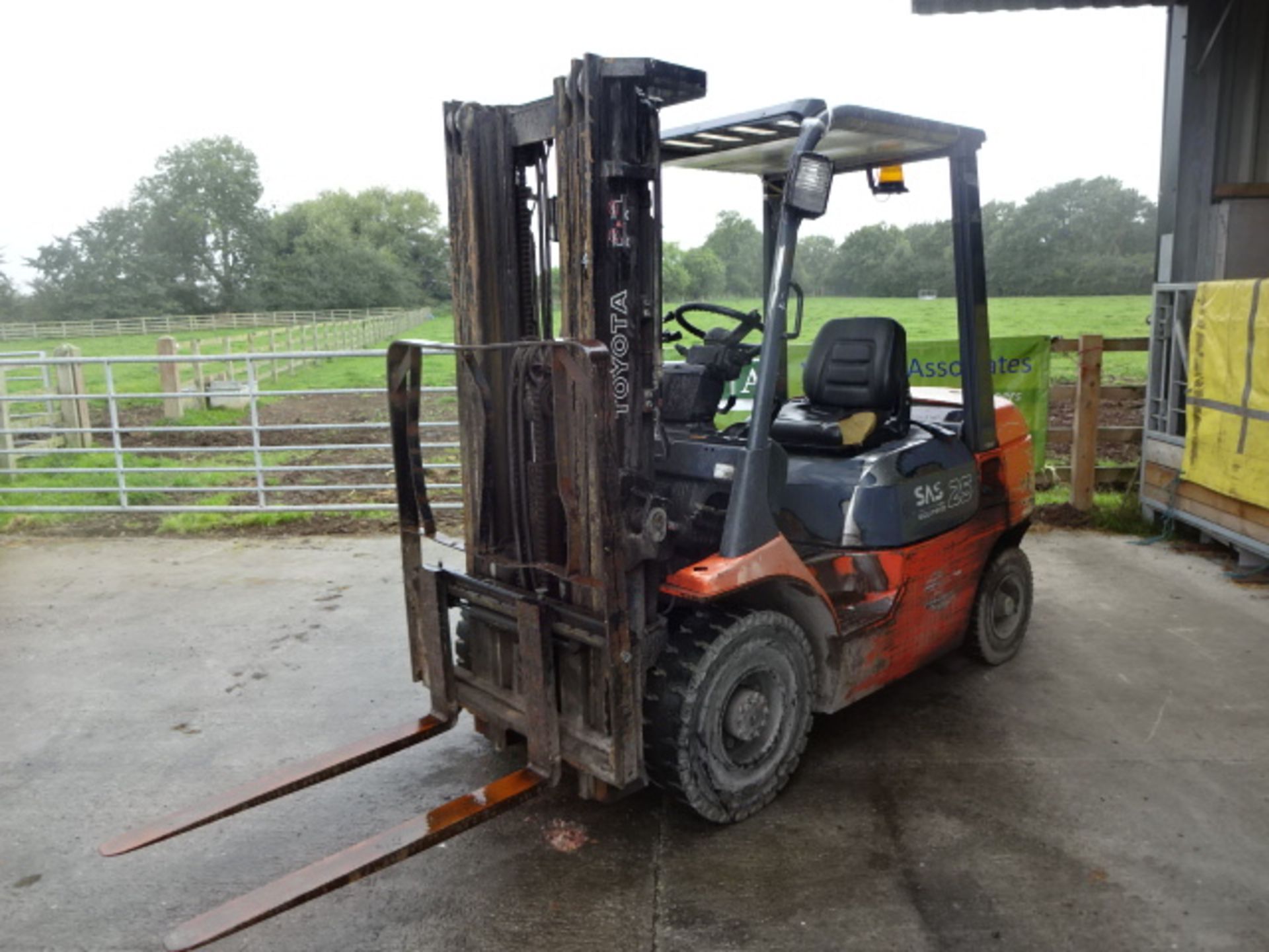 2005 TOYOTA 62-7FDF25 2.5t diesel driven forklift truck S/n: E17937 with triplex free-lift mast & - Image 3 of 8