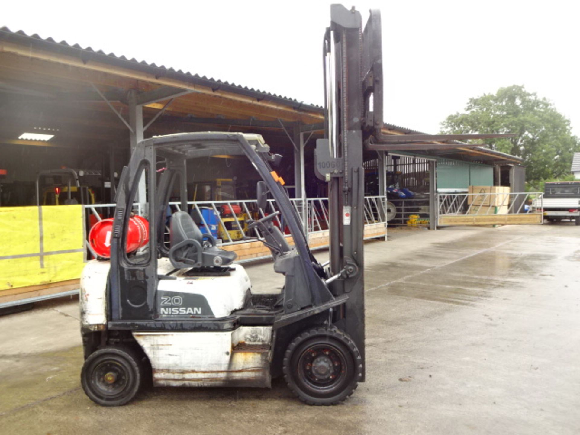 2006 NISSAN UDO2A20 2t gas driven forklift truck S/n: UDO2E705082 with duplex mast & side-shift ( - Image 7 of 8