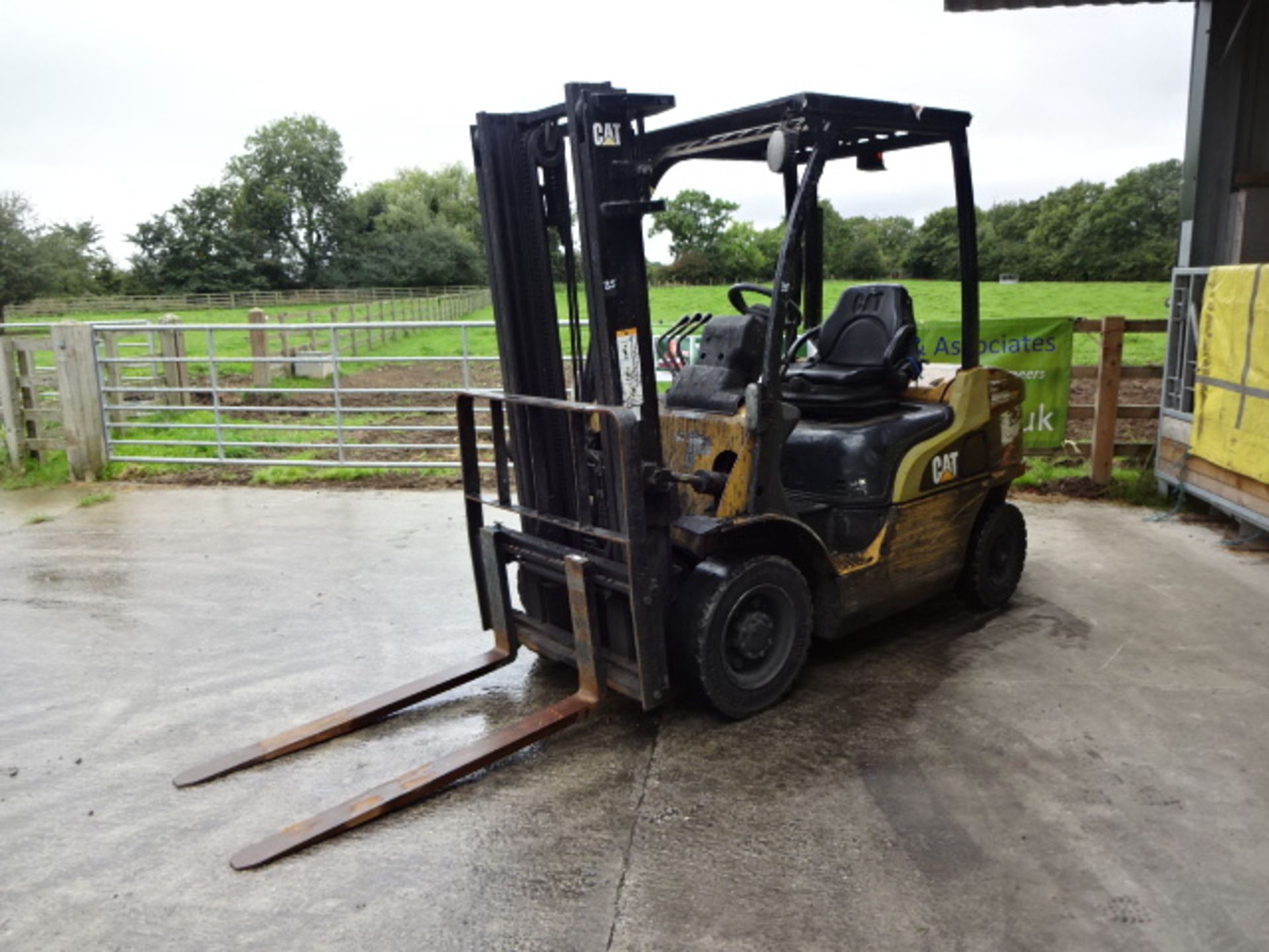 2010 CATERPILLAR DP30N 3t diesel driven forklift truck S/n: ET18C55193 with duplex mast & side-shift - Image 4 of 8