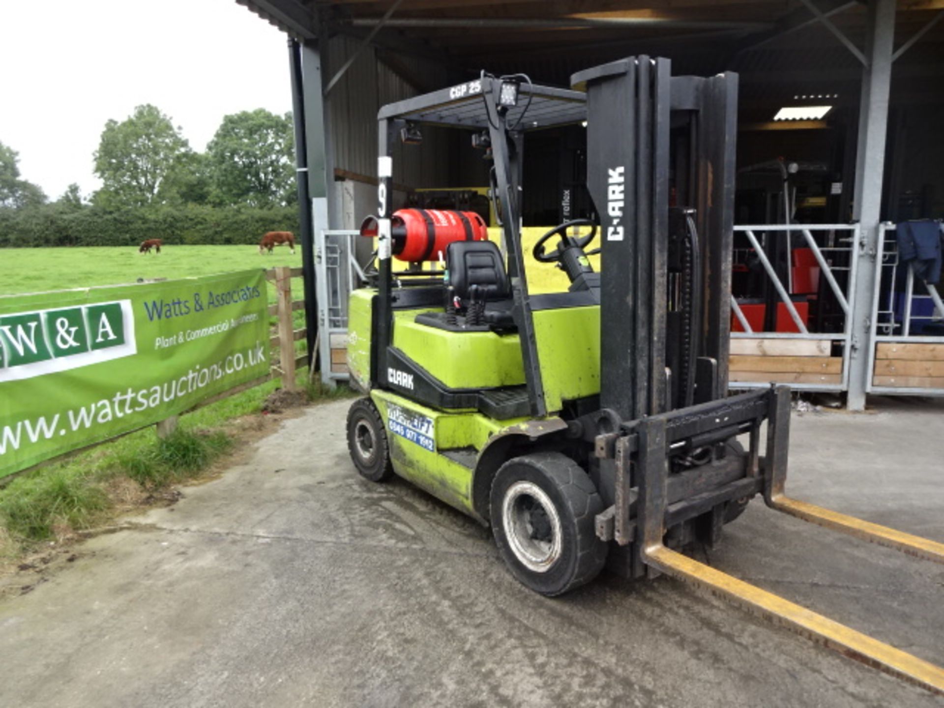 2002 CLARK CGP25 2.5t gas driven forklift truck S/n: 00899614 with triplex free-lift mast & side-