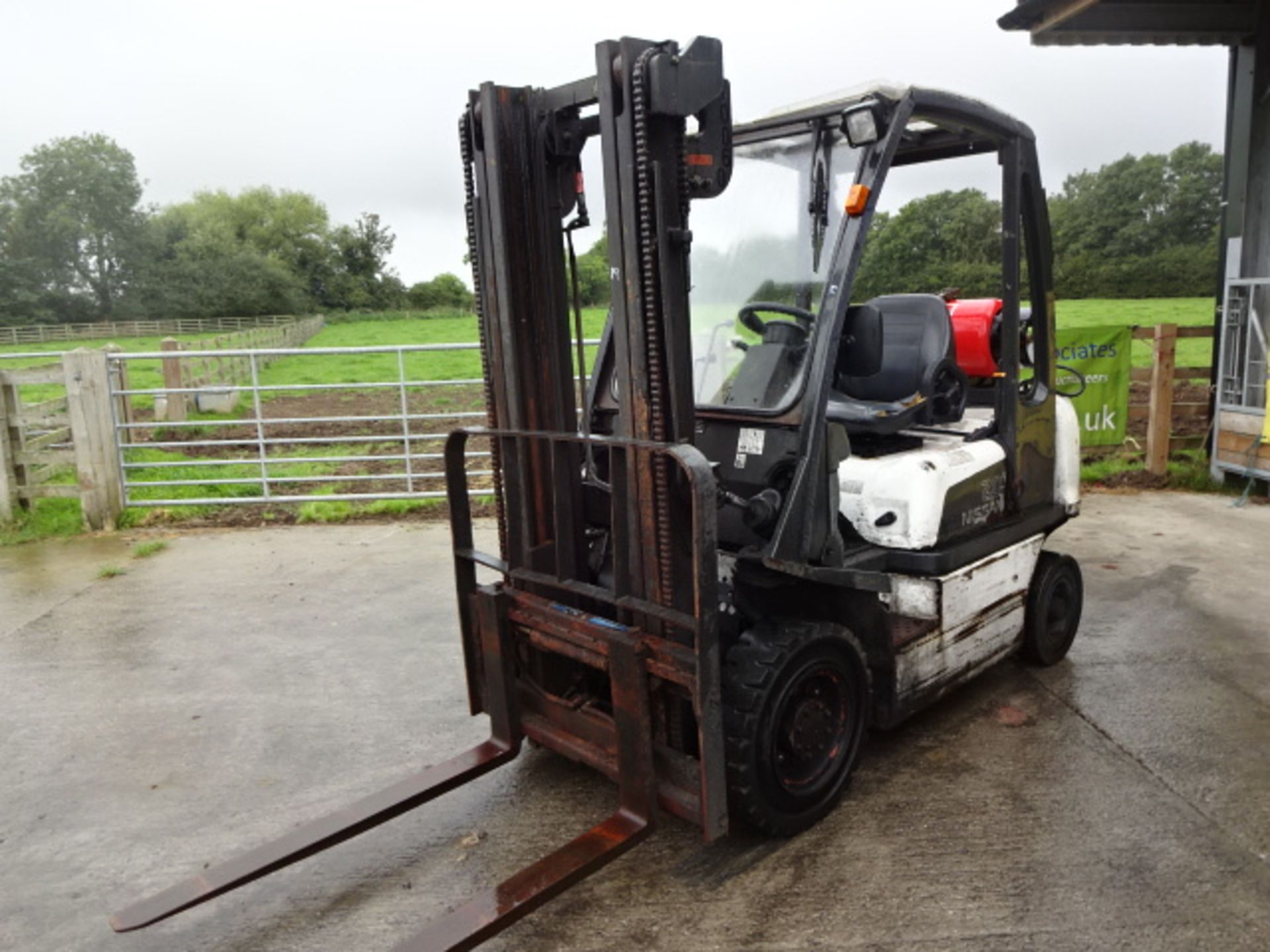 2006 NISSAN UDO2A20 2t gas driven forklift truck S/n: UDO2E705082 with duplex mast & side-shift ( - Image 3 of 8