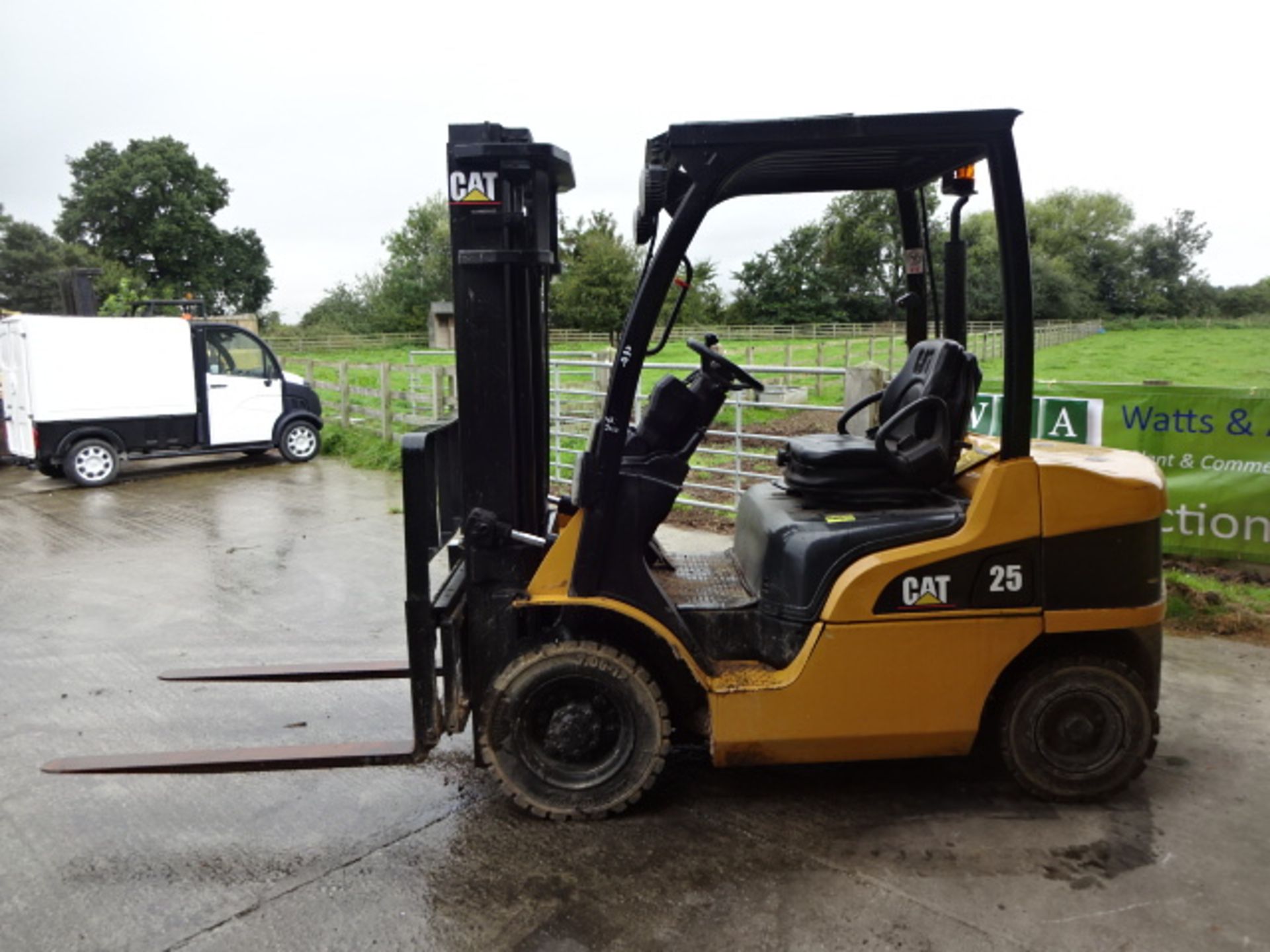 2010 CATERPILLAR DP25N 2.5t diesel driven forklift truck S/n: ET18C55177 with duplex mast & side- - Image 4 of 9