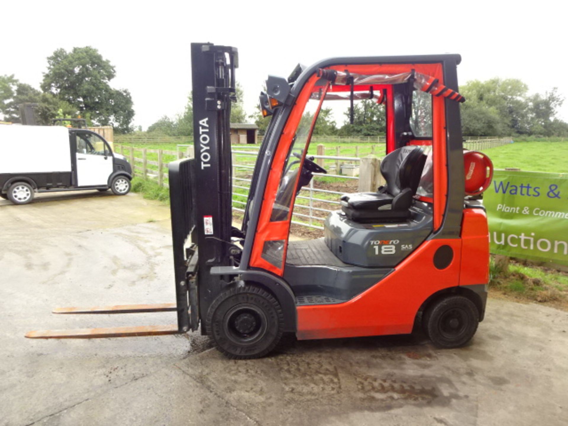2013 TOYOTA 8-FGF18 1.8t gas driven forklift truck S/n: E32555 with duplex mast, side-shift & - Image 4 of 10