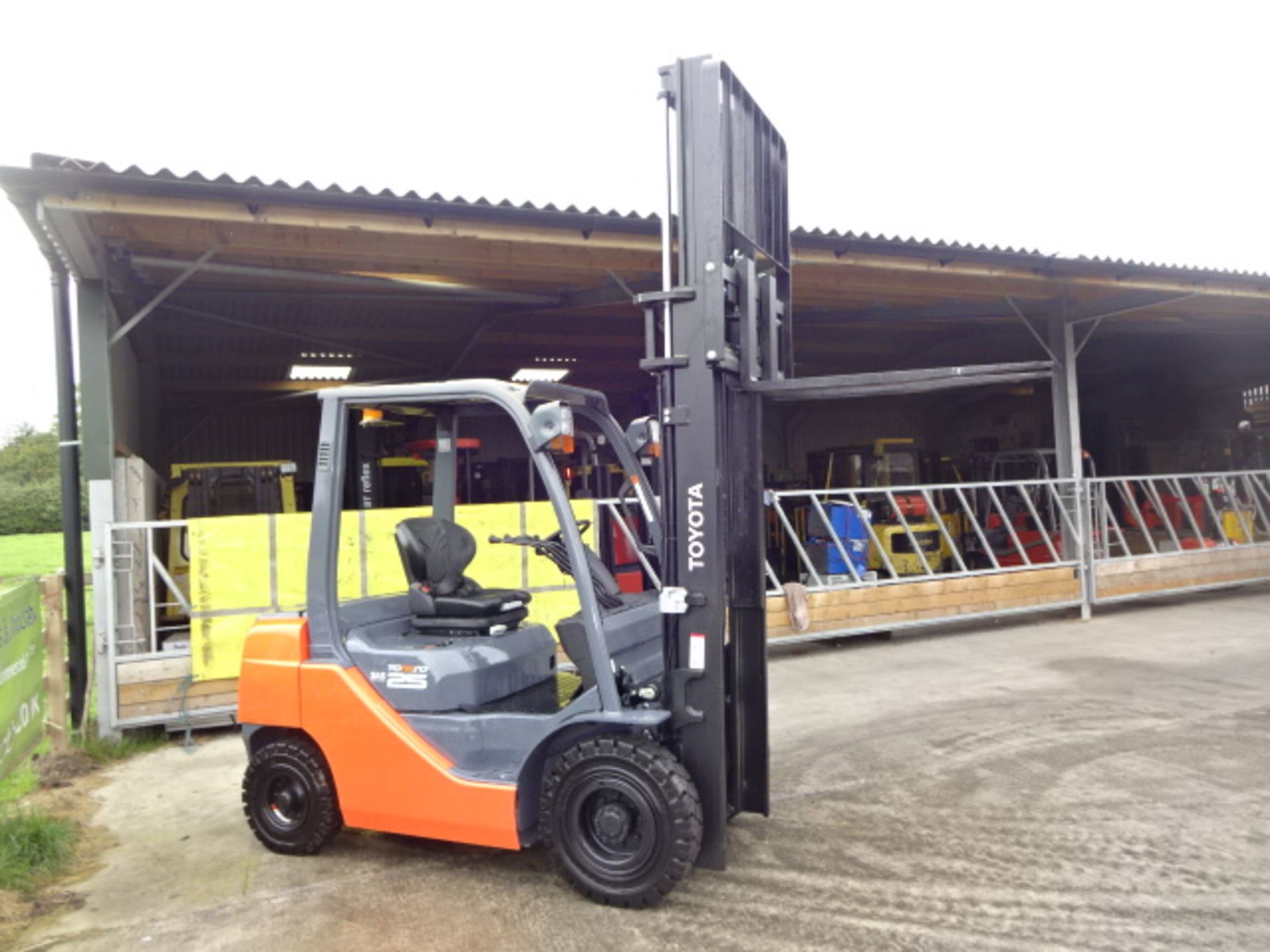 2015 TOYOTA 8-FDF25 2.5t diesel driven forklift truck S/n: E60110 with duplex mast & side-shift (2 - Image 7 of 8