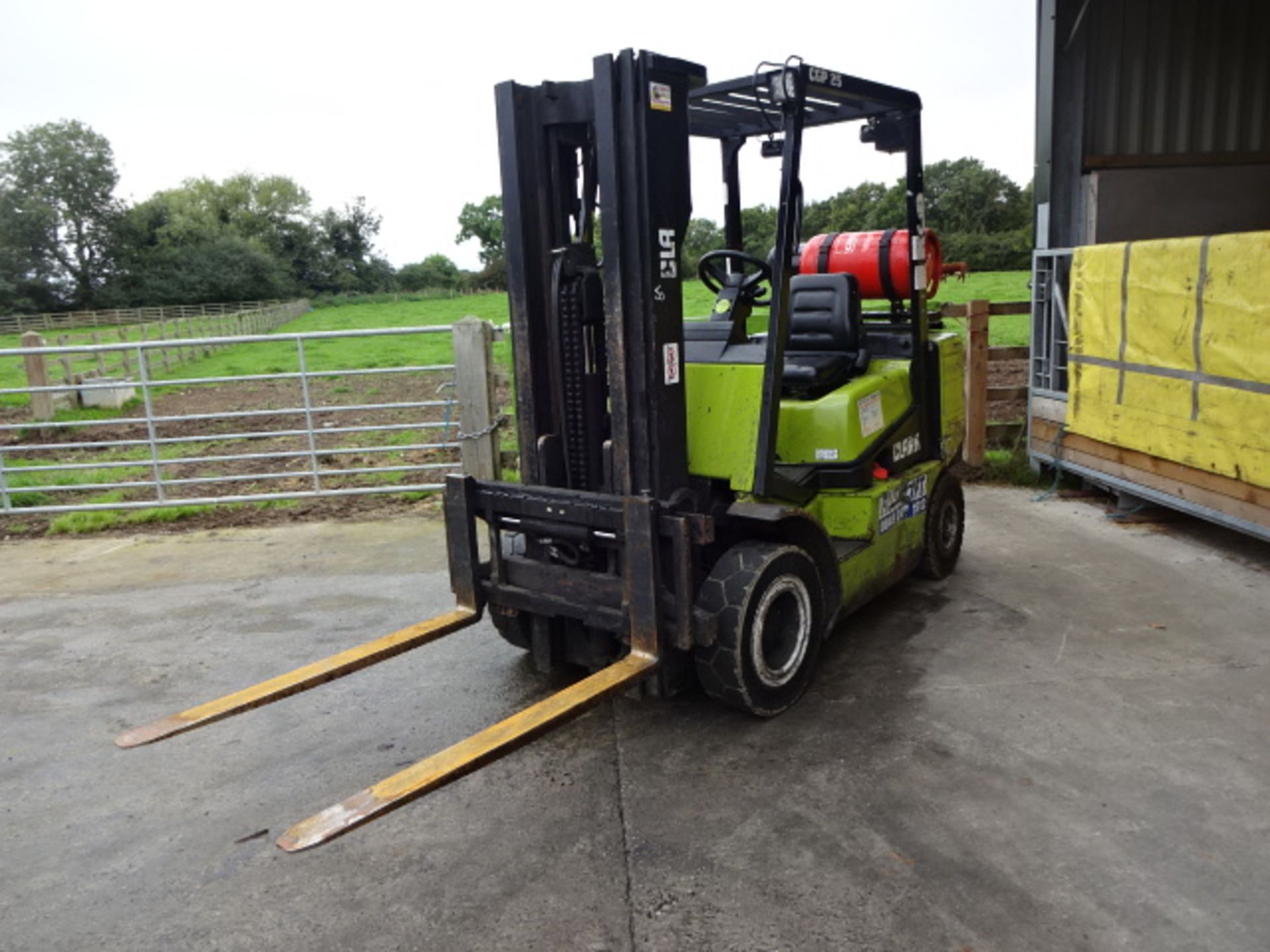 2002 CLARK CGP25 2.5t gas driven forklift truck S/n: 00899614 with triplex free-lift mast & side- - Image 3 of 10