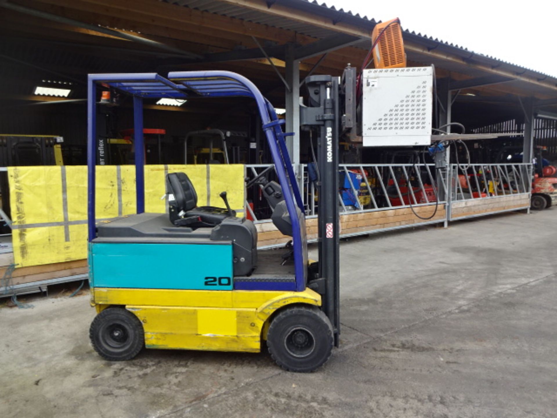 2003 KOMATSU FB20HG-1R 2t battery driven forklift truck S/n: F14018P00127 with triplex free-lift - Image 6 of 8