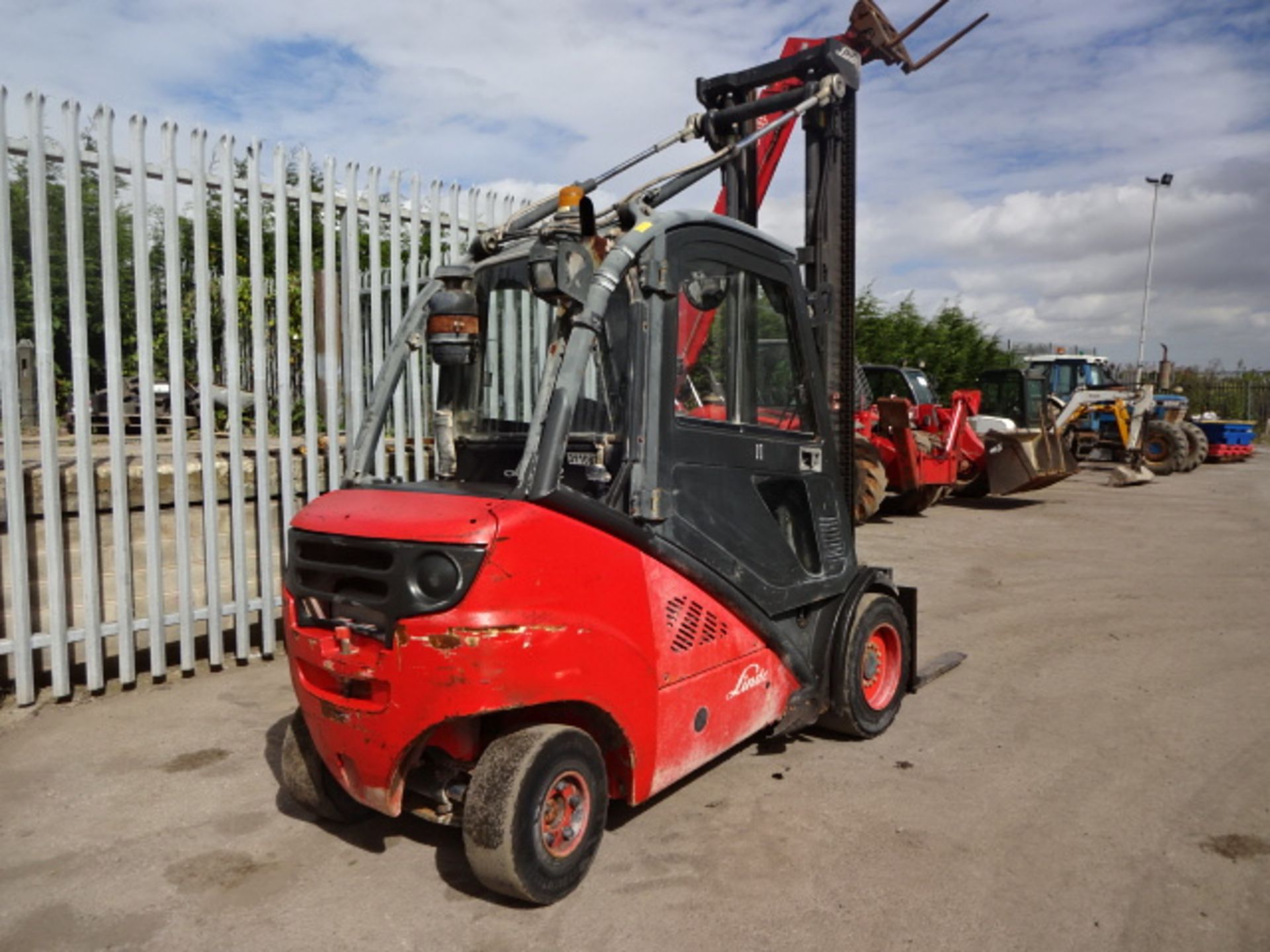 2007 LINDE H25 2.5t diesel driven forklift truck (s/n H2X393004650) with full cab & duplex mast ( - Image 3 of 7
