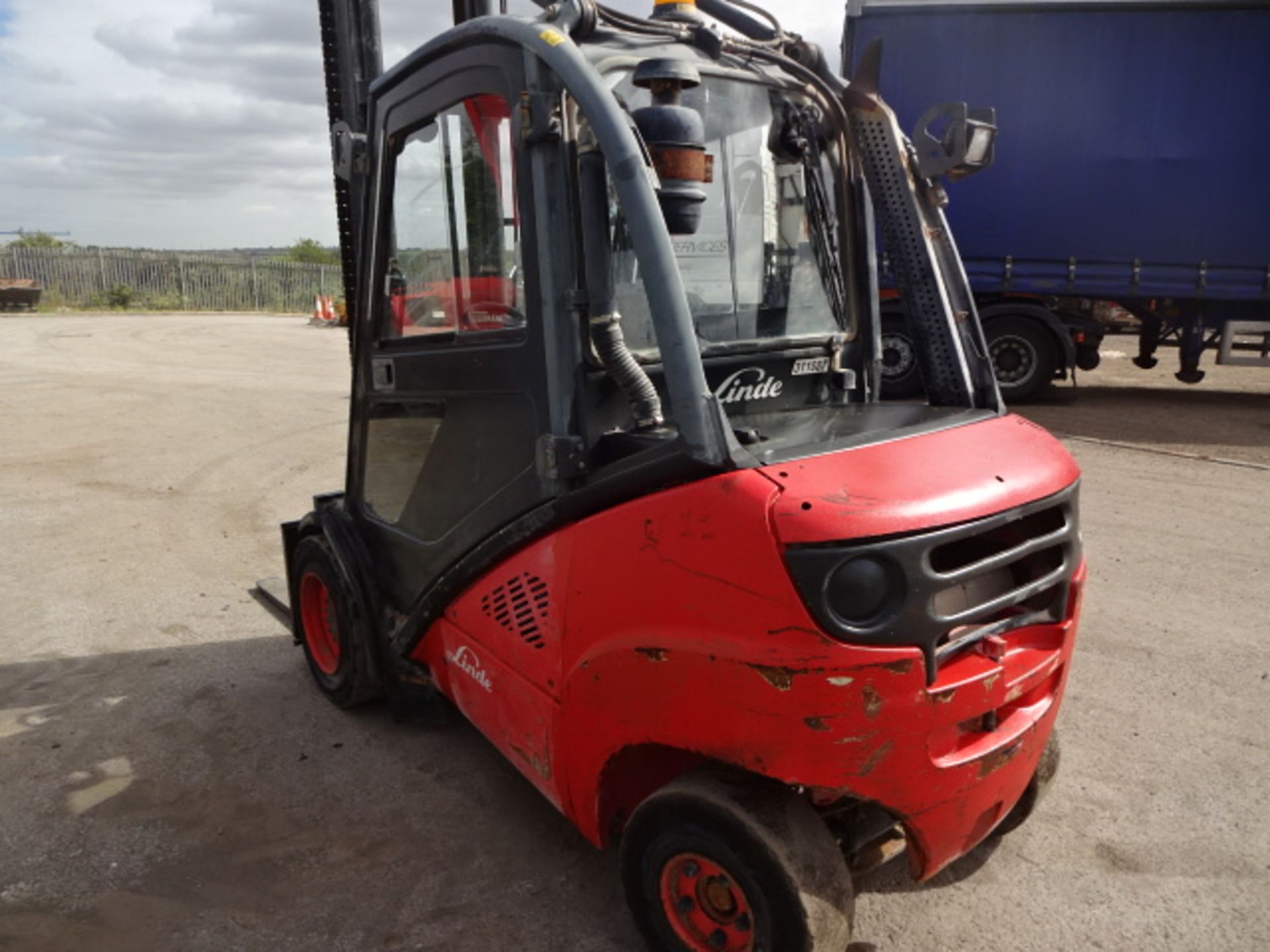 2007 LINDE H25 2.5t diesel driven forklift truck (s/n H2X393004650) with full cab & duplex mast ( - Image 4 of 7