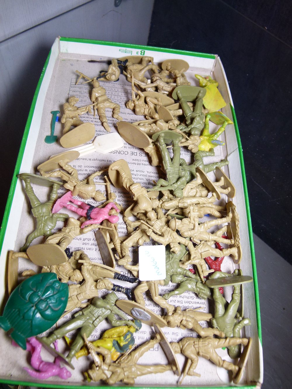 Tray of unnamed model military figures