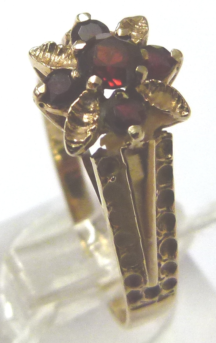 9CT GOLD GARNET RING.