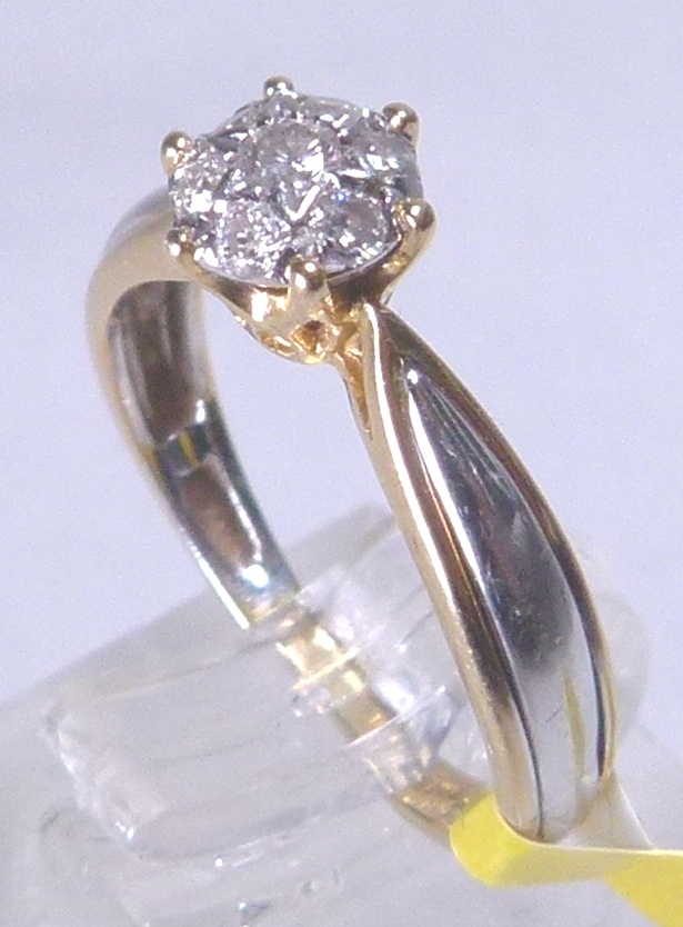 DIAMOND CLUSTER RING.