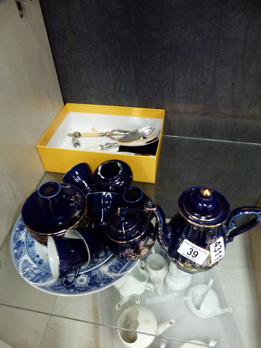 Mixed items including a salad serving set and blue and white ceramics