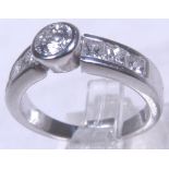 18 CT WHITE GOLD DIAMOND RING.