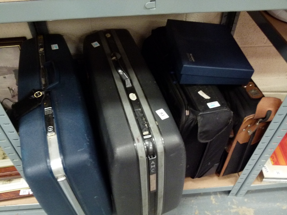 Quantity of mixed suitcases