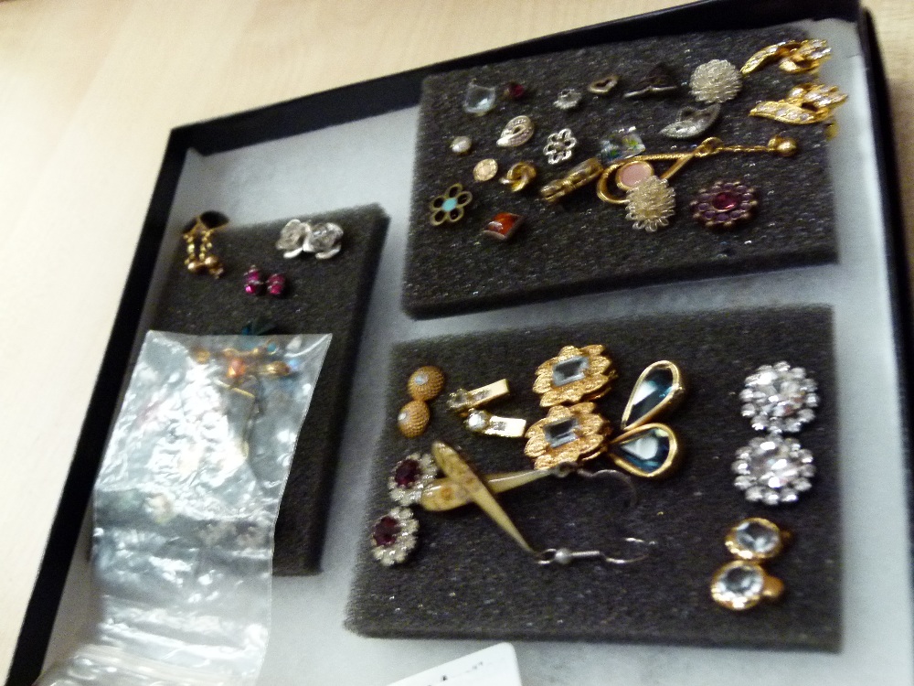 Quantity of mixed costume earrings