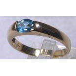 BLUE TOPAZ RING. 9 ct yellow gold blue t