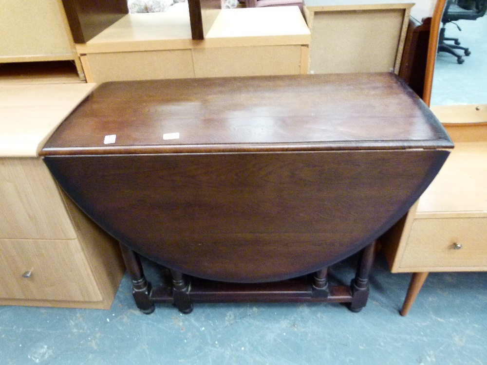 OAK TABLE. Oak dropleaf dining table