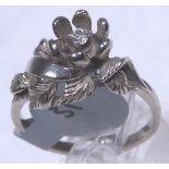 DIAMOND FLOWER RING. 10 K white gold Ame