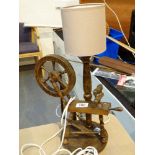 Table lamp in the form of a spinning wheel