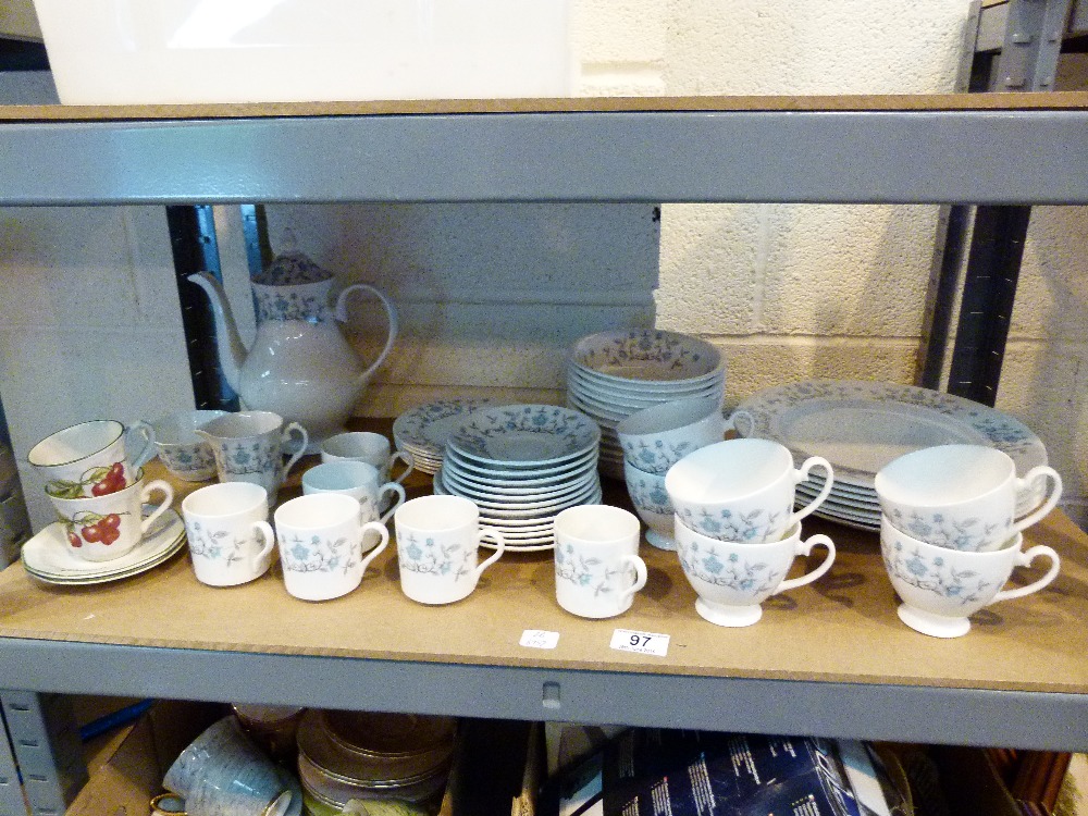 Quantity of Mayfair dinner and tea ware