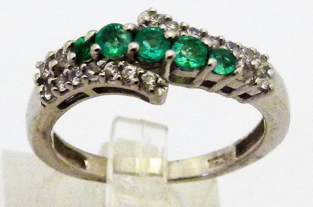 SILVER EMERALD RING.