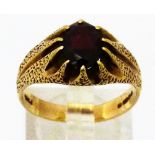 9CT GOLD AND GARNET RING.