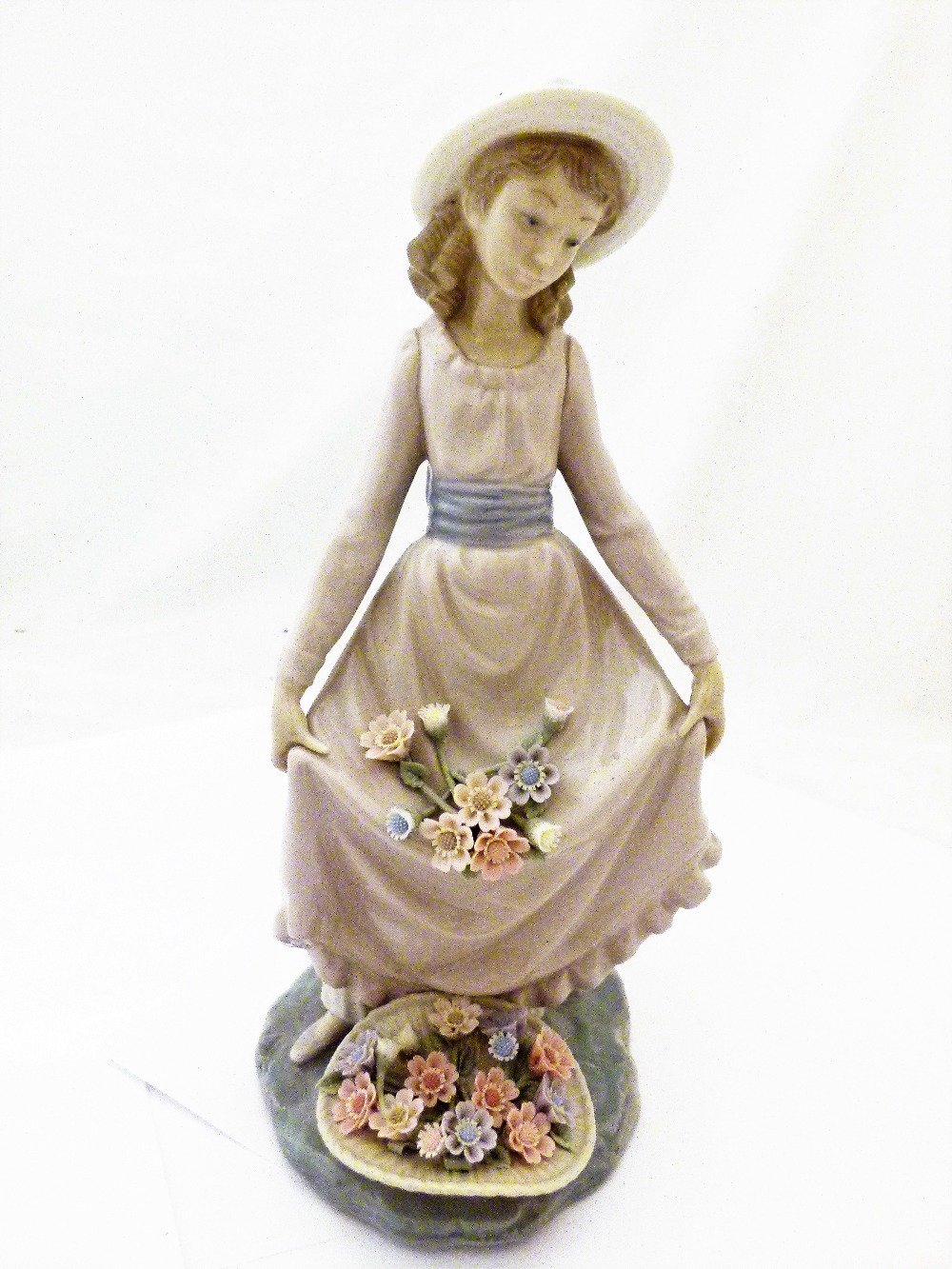 LLADRO FLOWER CURTSEY.