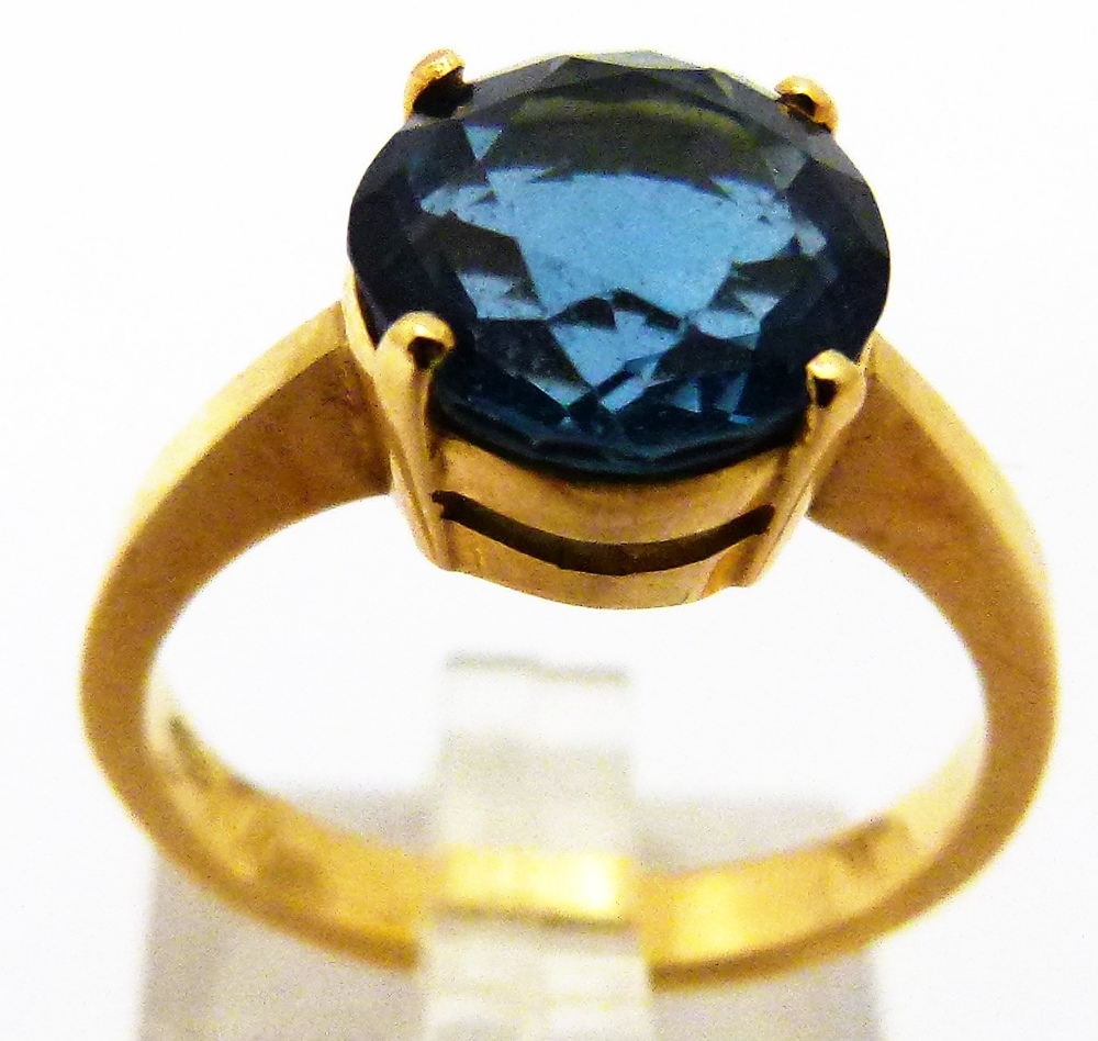 18 CT GOLD TOPAZ RING.