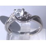 18 CT DIAMOND RING. 18 ct white gold 0,5