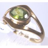 9 CT PERIDOT RING.