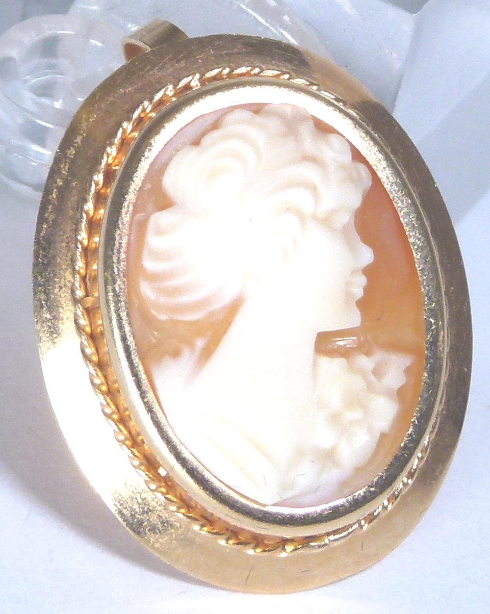 9 CT CAMEO BROOCH.