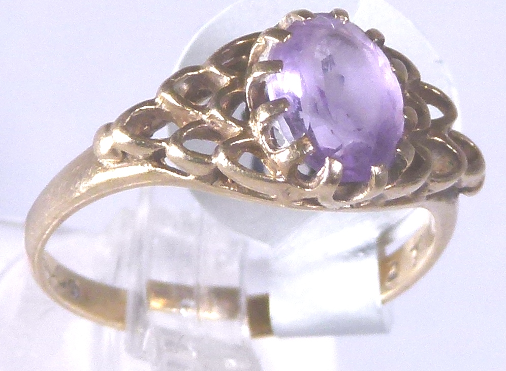 9CT AMETHYST RING.