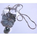 PENDANT & CHAIN. Black pearl, shell and