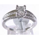 18 CT DIAMOND RING. 18 ct white gold 0,7