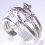 14 CT FLOWER RING. 14 ct white gold heav