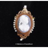 Agate cameo and pearl brooch/pendant, the oval agate cameo depicting the profile of a lady, with