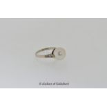 Pearl and diamond ring, white round central pearl measuring approximately 10mm in diameter, with six