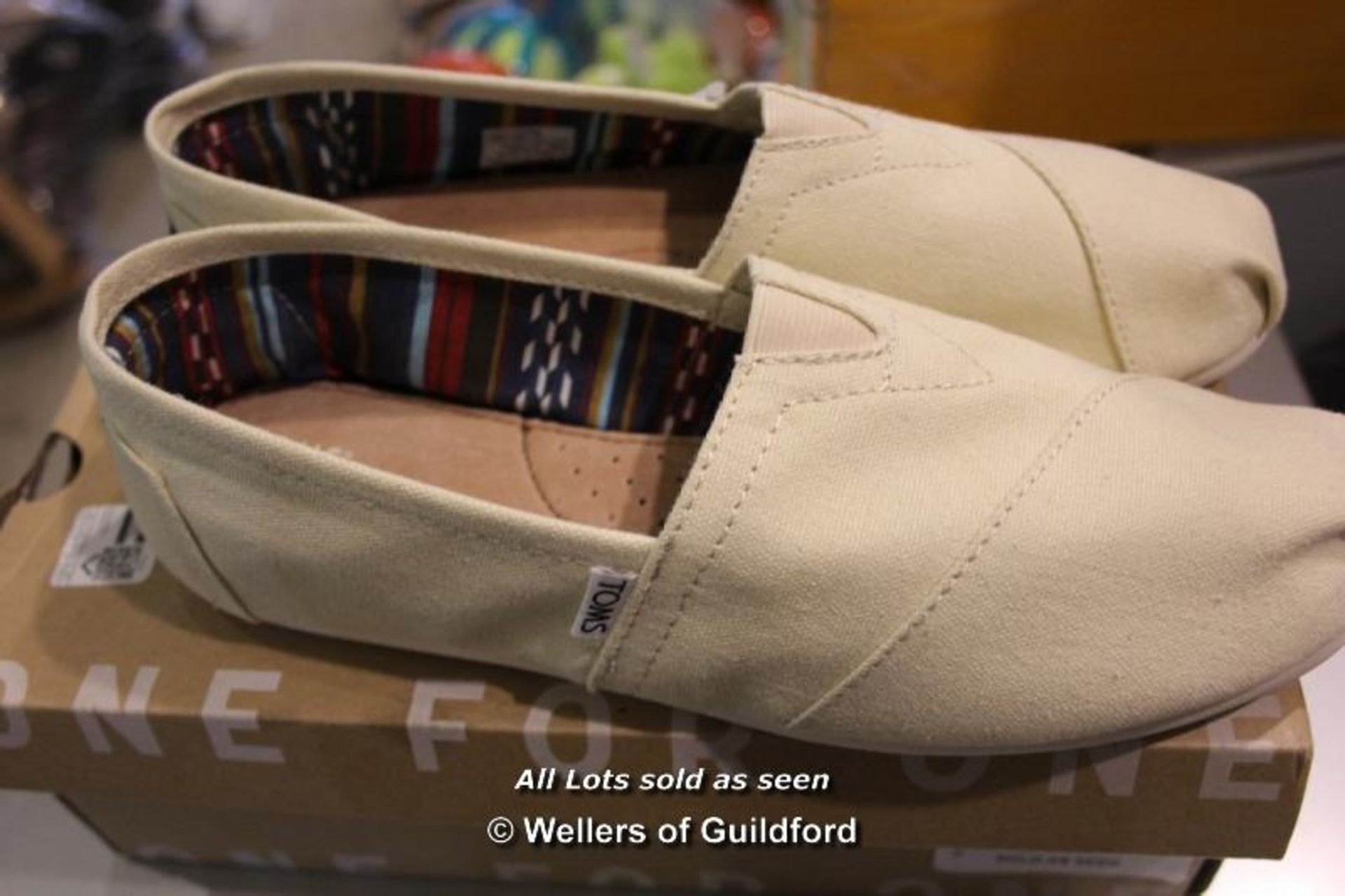 *BOXED PAIR OF LADIES NEW TOMS CLASSIC NATURAL CANVAS SHOES - 9.5