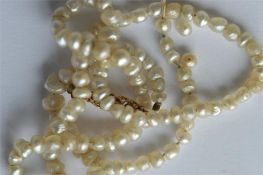 A graduated string of natural pearl beads. Est. £5