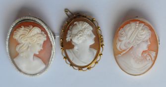Two gold framed cameos together with one other. Es
